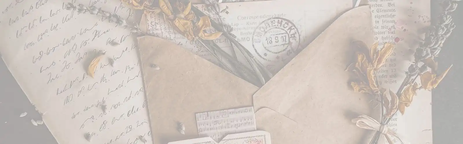 Nostalgisches Vintage-Banner im hellen Sepia-Ton mit alten, handschriftlichen Briefen, offenen Umschlägen, einem Poststempel von 1907 und getrockneten Lavendel- sowie gelben Blüten. Mit Anmeldeformular zum Newsletter Lyke Post.