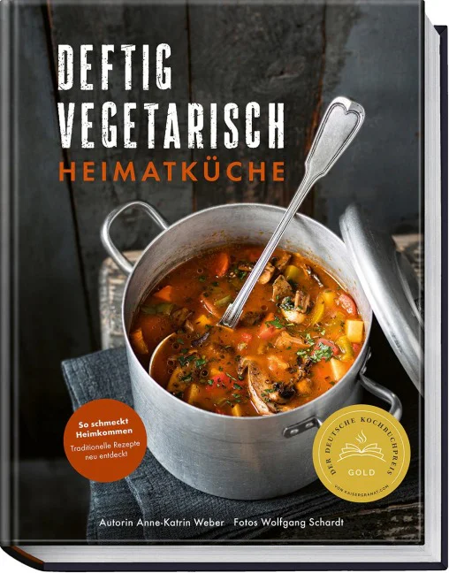 Buchcover „Deftig Vegetarisch – Heimatküche“ von Anne-Katrin Weber mit Fotos von Wolfgang Schardt und dem Siegel „Der Deutsche Kochbuchpreis Gold“.