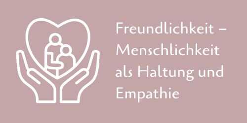 Altrosafarbene Grafik mit einem weißen Icon von zwei schützenden Händen, die ein Herz mit zwei Menschenfiguren tragen. Rechts steht der Text: „Freundlichkeit – Menschlichkeit als Haltung und Empathie“.