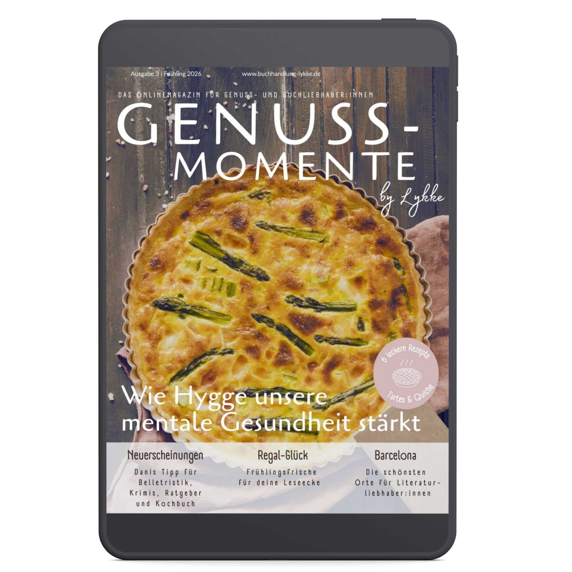 Magazin-Cover von „Genuss-Momente by Lykke“ (Ausgabe Frühling 2026) auf einem Tablet. Es zeigt eine gebackene Spargel-Quiche und die Überschrift „Wie Hygge unsere mentale Gesundheit stärkt“.