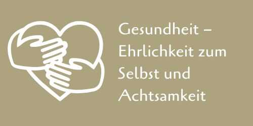 Sandfarbene Grafik mit einem weißen Icon von zwei Händen, die liebevoll ein Herz umarmen. Rechts steht der Text: „Gesundheit – Ehrlichkeit zum Selbst und Achtsamkeit“.
