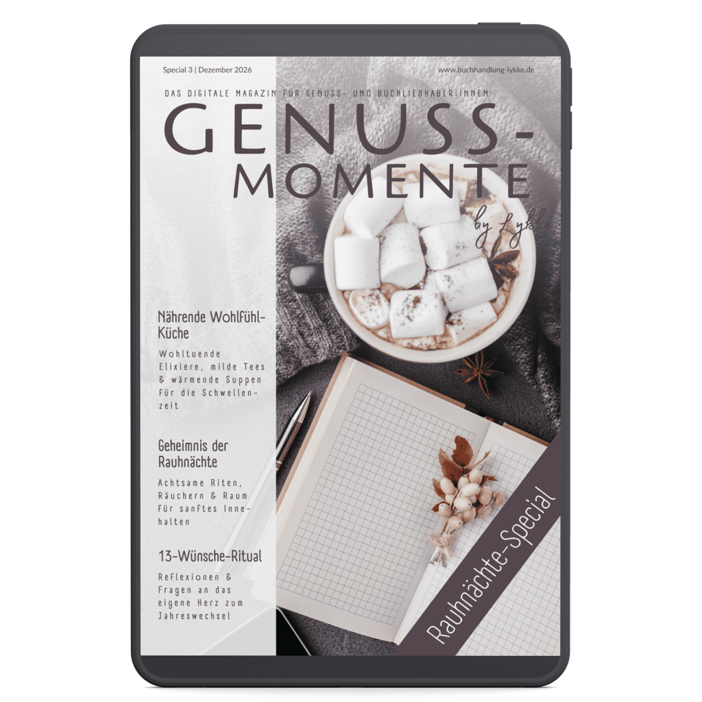 Magazin-Cover des Rauhnächte-Specials von „Genuss-Momente by Lykke“ auf einem Tablet. Es zeigt ein aufgeschlagenes Notizbuch, einen Stift und eine Tasse heiße Schokolade mit Marshmallows.