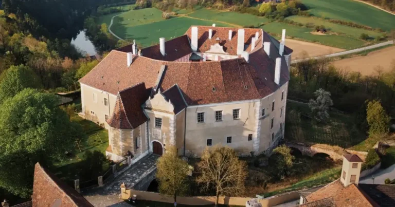 Kaiserin in deinem Reich: Wie eine Auszeit in Schloss Drosendorf deine Würde stärkt