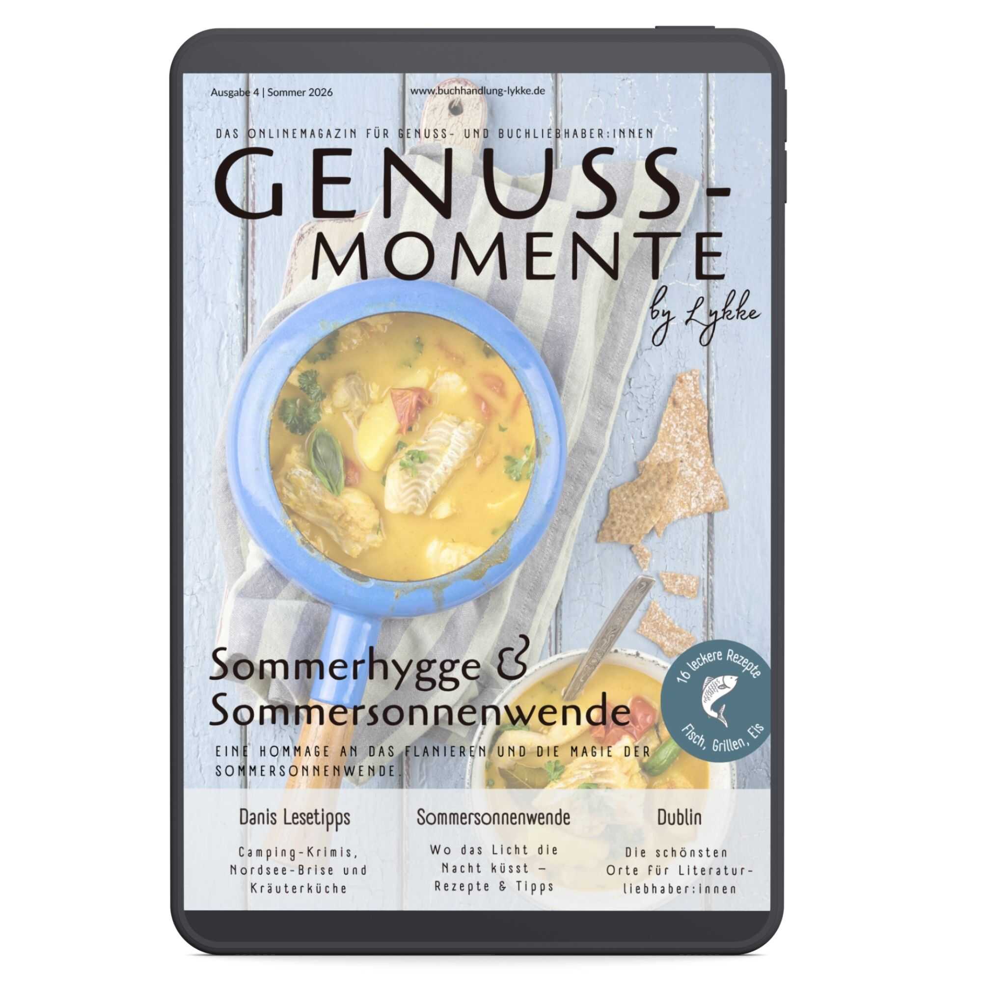 Magazin-Cover von „Genuss-Momente by Lykke“ (Ausgabe 4, Sommer 2026) auf einem Tablet. Es zeigt einen Helgoländer Fischeintopf im blauen Stieltopf und die Überschrift „Sommerhygge & Sommersonnenwende“.