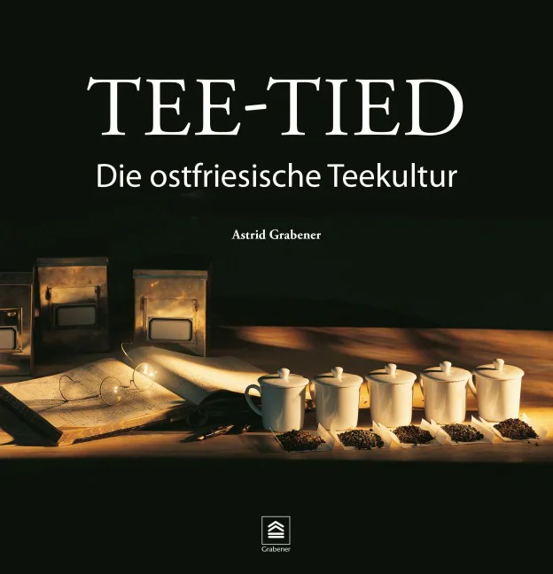 Buchcover „TEE-TIED – Die ostfriesische Teekultur“ von Astrid Grabener aus dem Grabener Verlag.