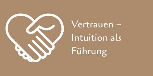 Braune Grafik mit einem weißen Icon von zwei Händen, die sich in Herzform die Hand reichen. Rechts steht der Text: „Vertrauen – Intuition als Führung“.