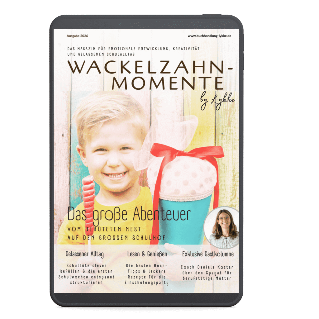 Magazin-Cover von „Wackelzahn-Momente by Lykke“ (Ausgabe 2026) auf einem Tablet. Es zeigt einen lachenden Jungen mit Schultüte und Lutscher sowie die Überschrift „Das große Abenteuer – Vom behüteten Nest auf den großen Schulhof“.