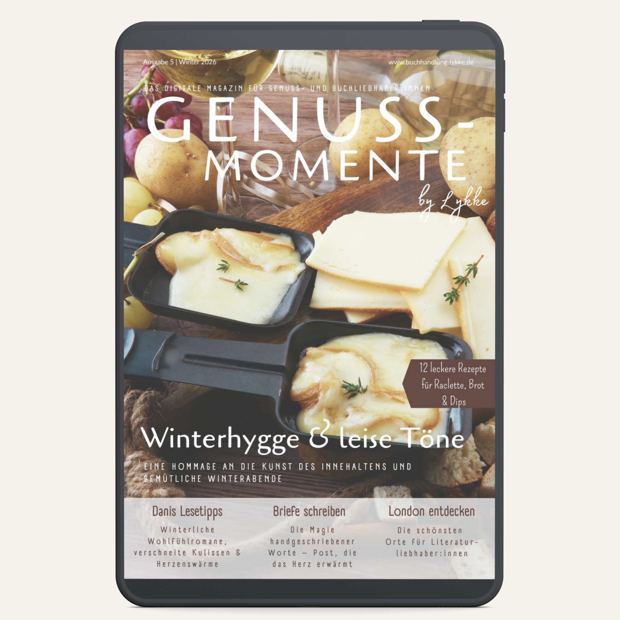 Magazin-Cover von „Genuss-Momente by Lykke“ (Ausgabe 5, Winter 2026) auf einem Tablet. Es zeigt geschmolzenen Raclette-Käse in Pfännchen und die Überschrift „Winterhygge & leise Töne“.