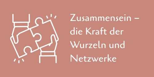 Altrosafarbene Grafik mit weißem Icon von zwei Händen, die zwei Puzzleteile zusammenfügen. Rechts steht der Text: „Zusammensein – die Kraft der Wurzeln und Netzwerke“.
