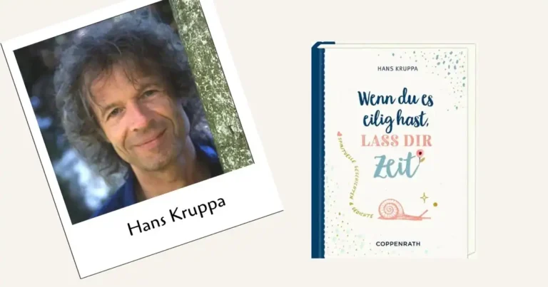 Eine Grafik auf hellbeigefarbenem Hintergrund, die aus zwei Elementen zum Autor Hans Kruppa besteht: Polaroid-Foto (links): Ein leicht schräg gestelltes Foto im Polaroid-Stil zeigt ein Porträt des Autors mit lockigem Haar, der freundlich lächelnd im Freien neben einem Baumstamm steht. Auf dem weißen Rahmen unter dem Bild steht sein Name „Hans Kruppa“. Buchcover (rechts): Das hell gestaltete Buchcover mit blauem Buchrücken zeigt oben den Autorennamen „HANS KRUPPA“ und den geschwungenen Titel „Wenn du es eilig hast, LASS DIR Zeit“. Links am Rand verläuft im Bogen die Aufschrift „SPIRITUELLE GESCHICHTEN & GEDICHTE“. Im unteren Bereich befindet sich eine kleine Illustration einer Schnecke sowie der Verlagsname „COPPENRATH“.